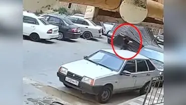 سقوط سقف یک خانه روی سر عابر پیاده + فیلم