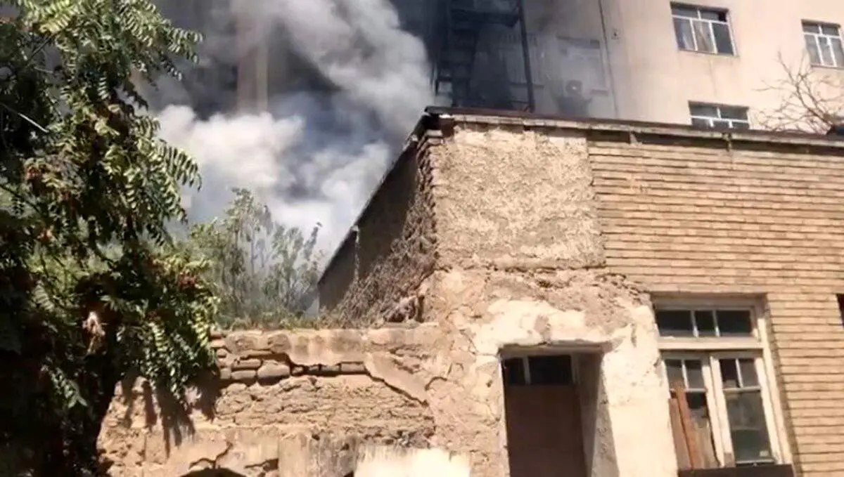 نجات ۲۰ نفر از دل آتش در خیابان ملت‌ + فیلم