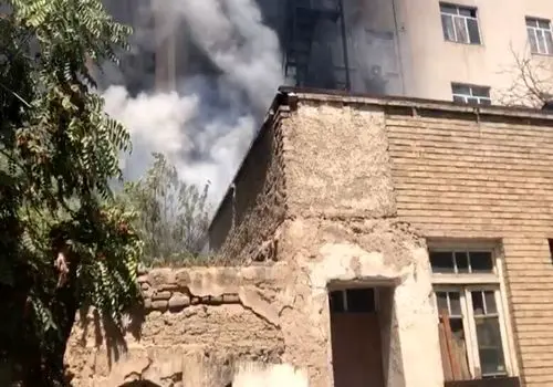 اولین تصاویر از آتش‌سوزی در خیابان امام خمینی(ره) تهران+ فیلم