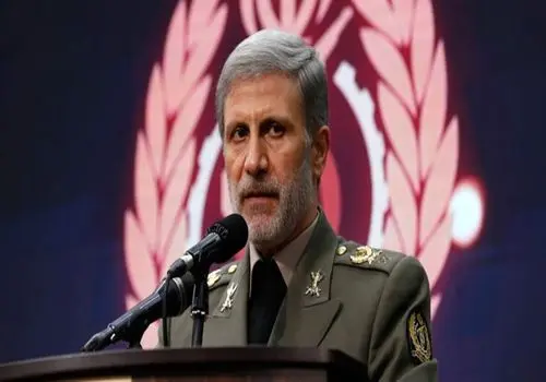 قاب خاص امیر حاتمی در حال نشانه‌گیری با مسلسل در کنار سپهبد باقری