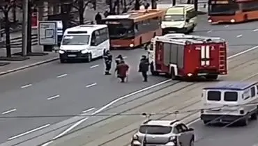 تلاش آتش نشانان برای عبور یک پیرزن از بزرگراه + فیلم