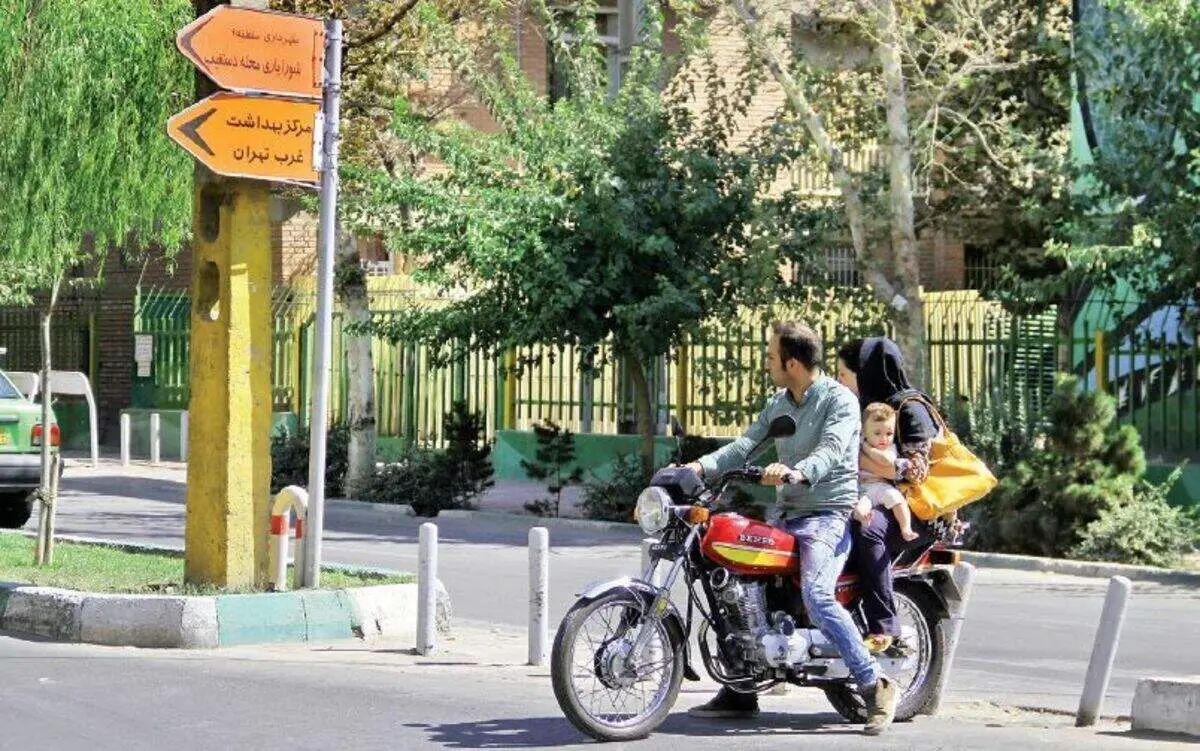 تذکر پلیس به بانوان بدحجاب تَرک‌نشین موتورسیکلت و سرنشین خودرو