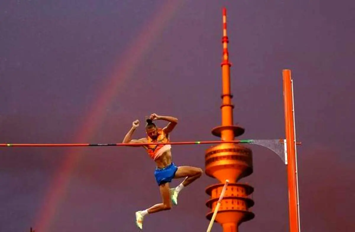 دیدنی های روز؛ از جوان ترین خلبان دنیا تا مدارس سیلابی فیلیپین