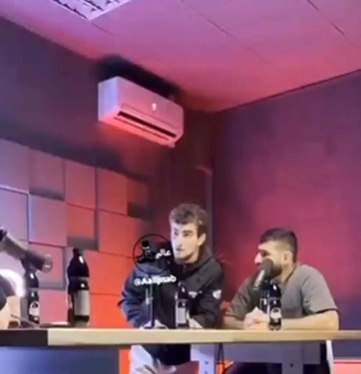 حمله وحشیانه مبارز روس به مبارز ایرانی؛ تهدید به قتل با اسلحه حین برنامه زنده+ فیلم