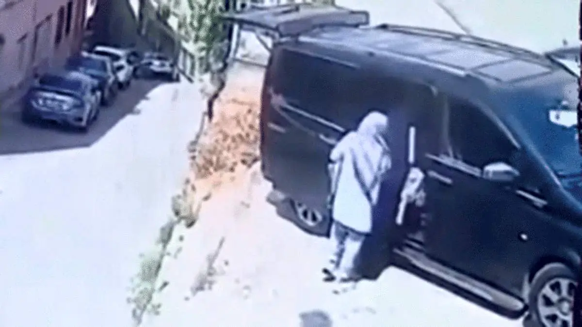 حادثه برای ون بنز در اثر فعال نکردن ترمز دستی + فیلم