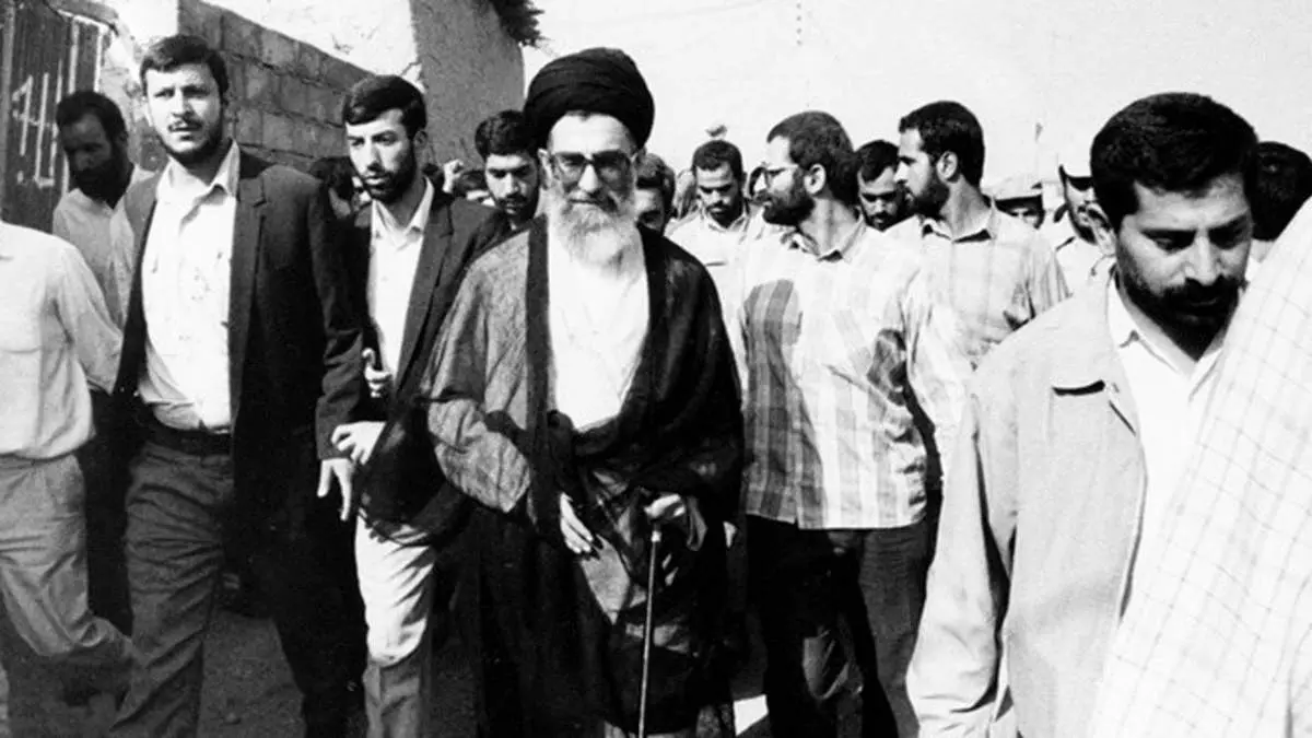 لحظاتی از سفر رهبر انقلاب به لرستان در سال ۷۰ + فیلم