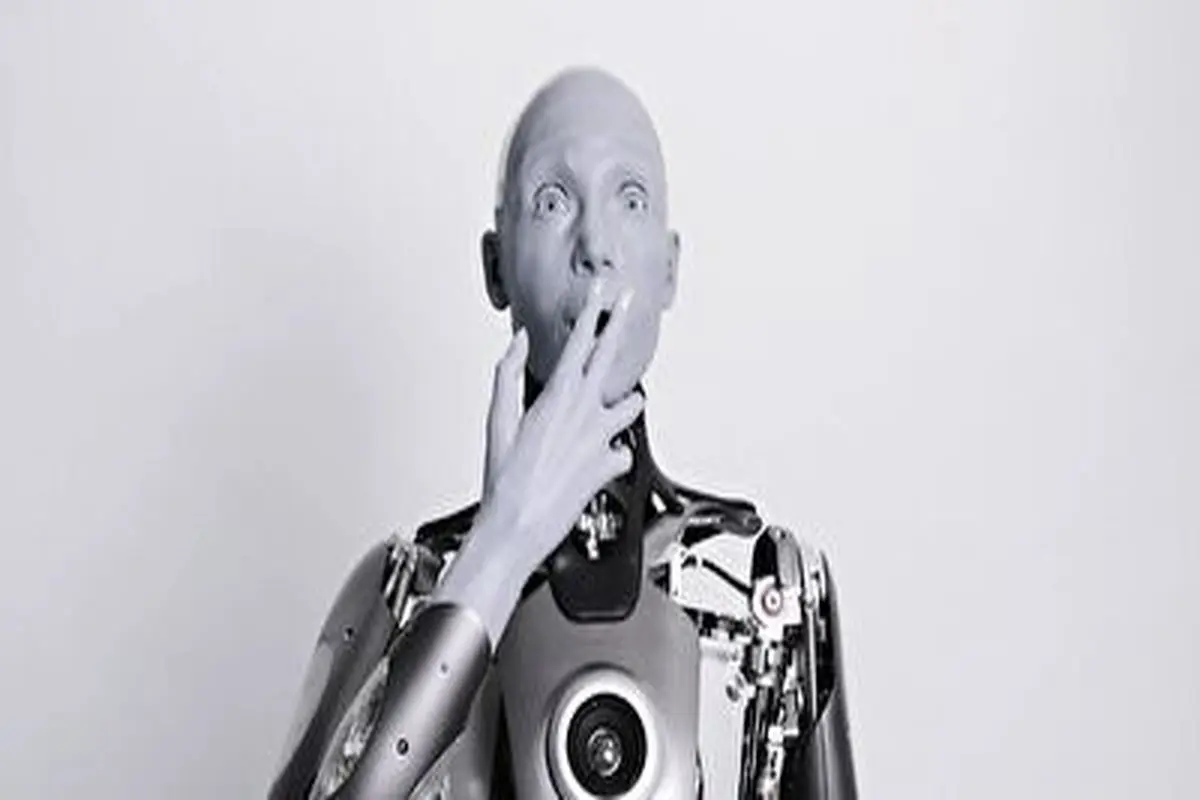 ژست های باورنکردنی ربات انسان نمای خبرساز روبروی آینه! + فیلم