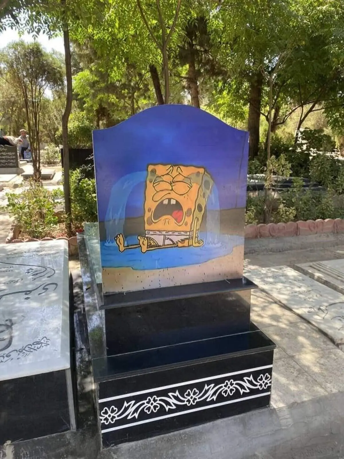 تصویری غم‌انگیز از باب اسفنجی در بهشت زهرا+عکس