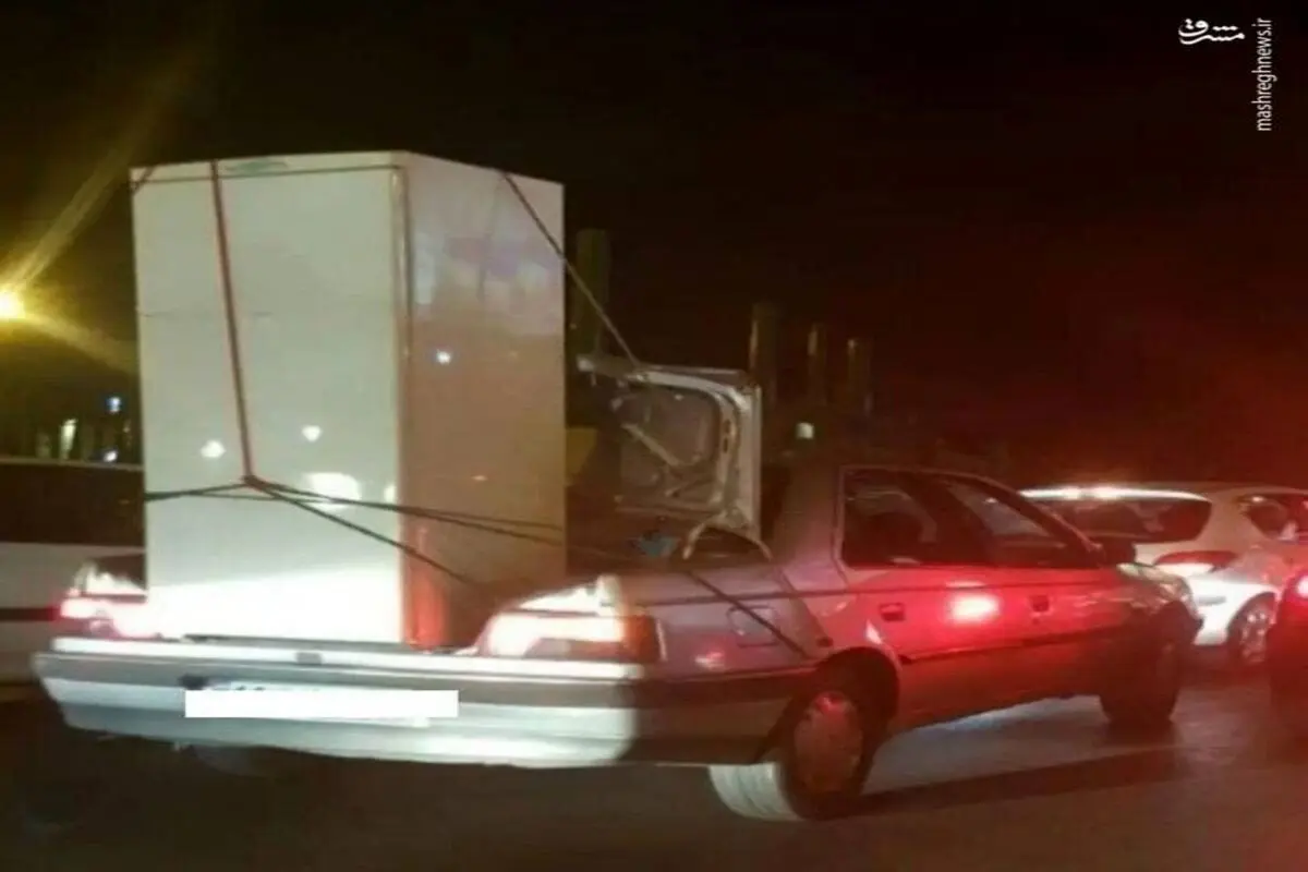 اقدام خطرناک و عجیب راننده پژو در تهران؛ حمل یخچال در صندوق عقب! + عکس