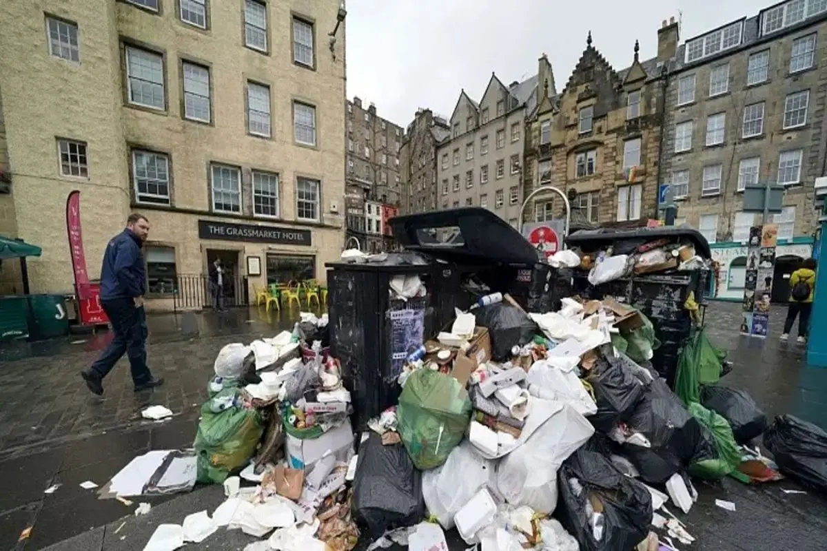 ادامه اعتصاب رفتگران در اسکاتلند؛ خیابان‌ ها از زباله پوشیده شدند