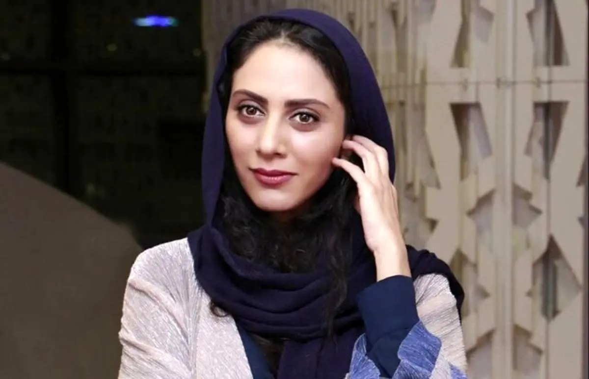 عکس مثلا یهویی خانم بازیگر در یک کافه
