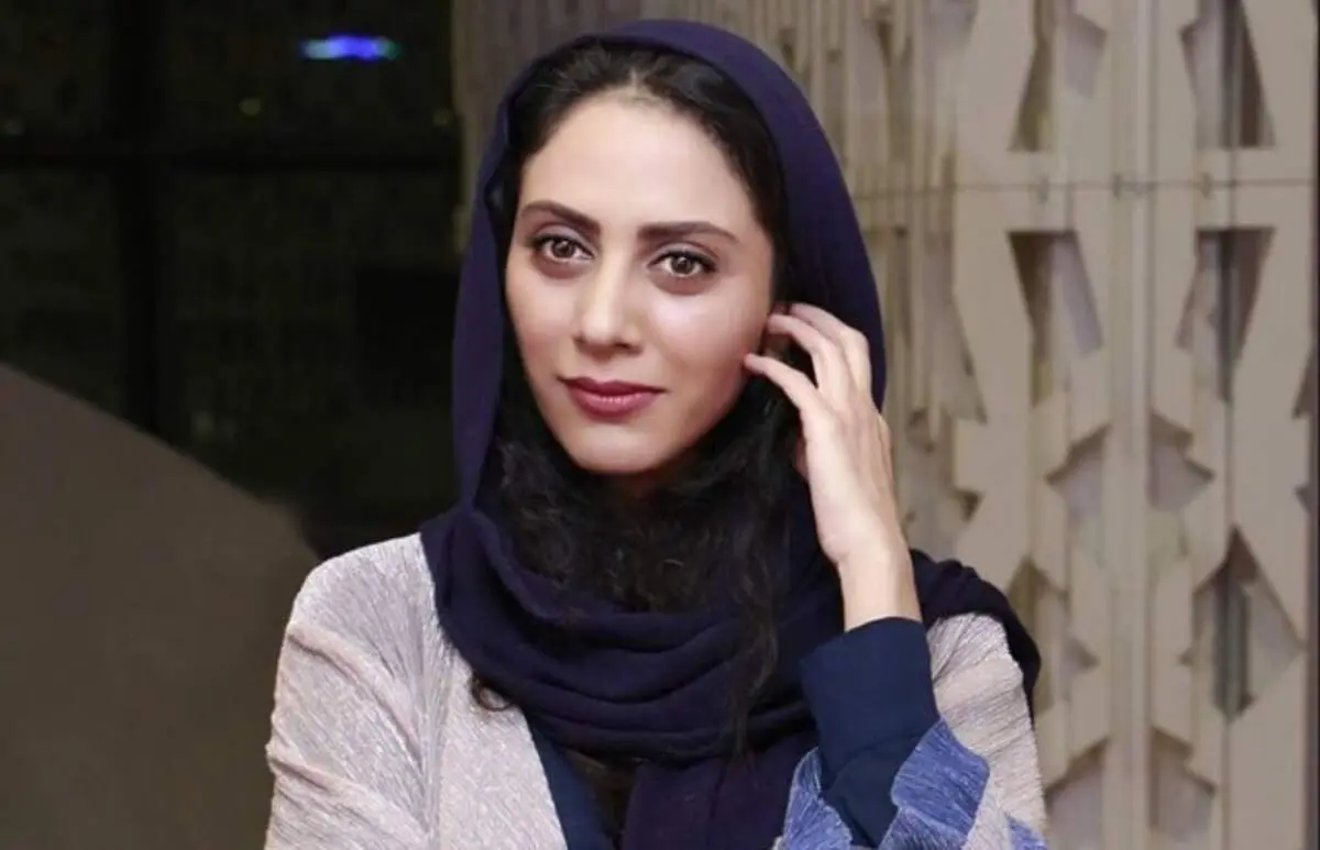 عکس مثلا یهویی خانم بازیگر در یک کافه