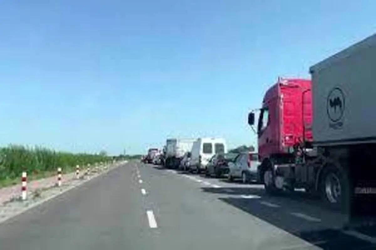 صف طولانی ده‌ها کامیون و ماشین در لهستان برای دریافت سوخت؛ ترس زودهنگام از سرما!+فیلم