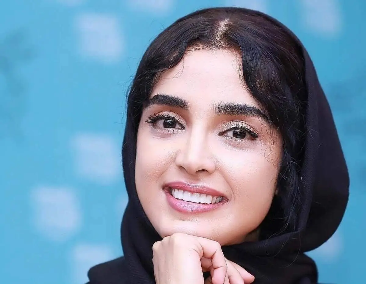 نگاه خانم بازیگر معروف به افق های دور!+ عکس