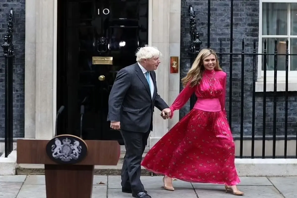 خداحافظی بوریس جانسون و همسرش از ساختمان نخست وزیری+ عکس
