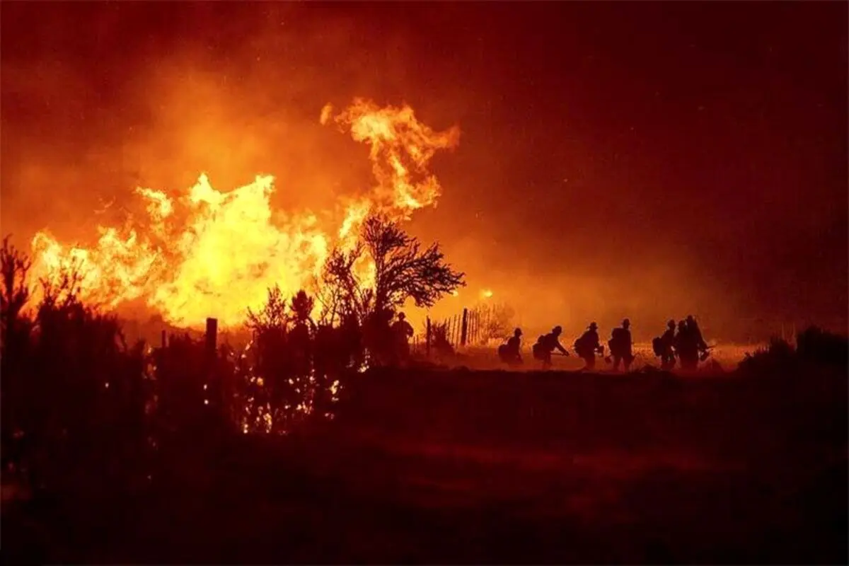 پیشروی هولناک دو آتش سوزی بزرگ در کالیفرنیای آمریکا!+ فیلم