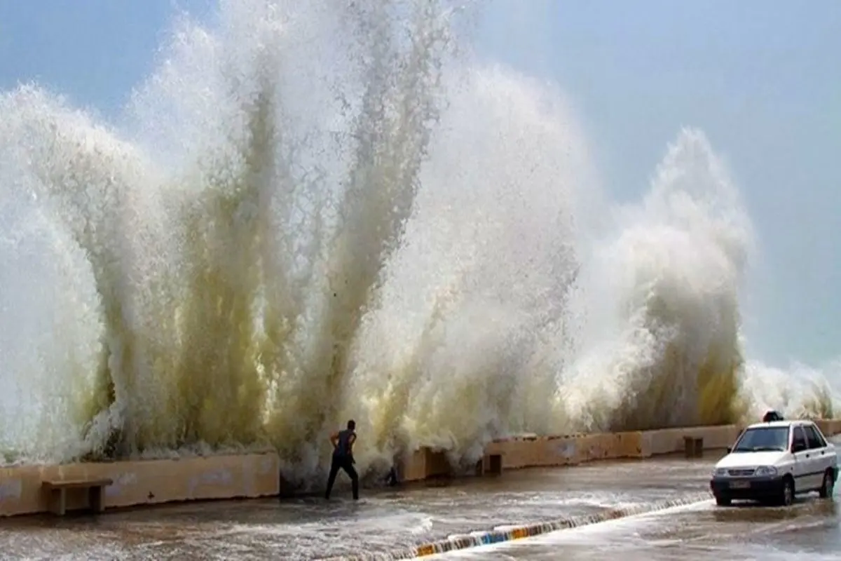 برخورد یدک کش با ساحل بندرعباس در پی باد شدید+فیلم