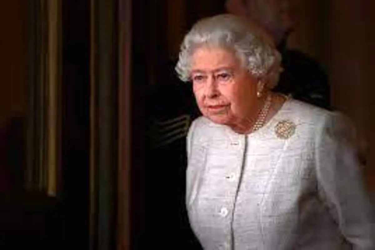 لحظه نصب اعلامیه رسمی درگذشت ملکه در ورودی کاخ باکینگهام+فیلم
