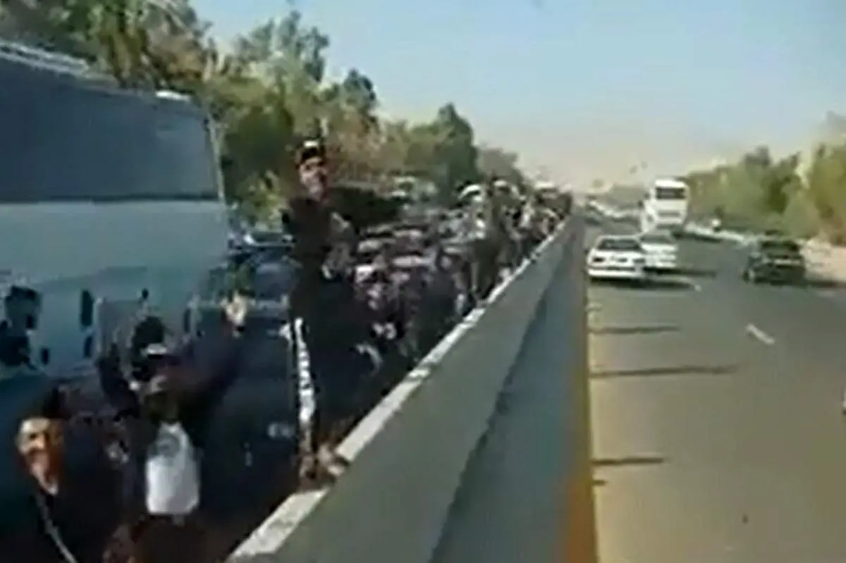 سد کردن راه خودروهای عبوری توسط مردم از فرط تشنگی در نزدیکی مرز مهران