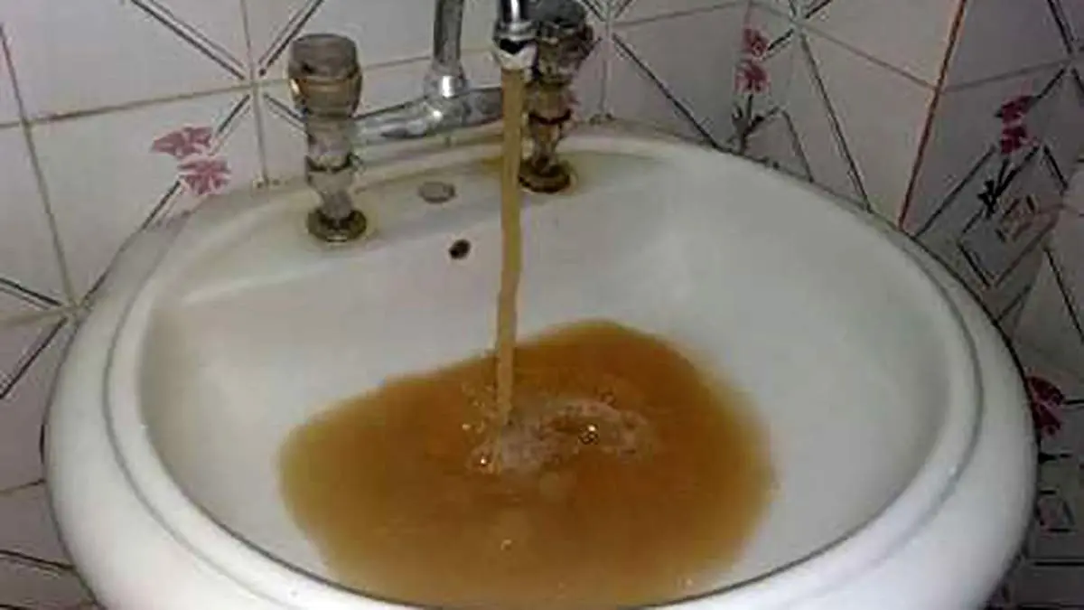 گل آلود شدن آب آشامیدنی در منازل آمریکا + فیلم