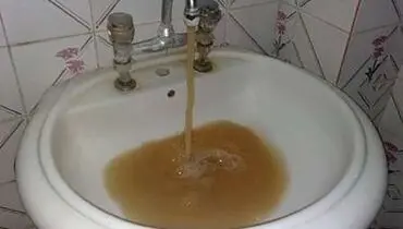گل آلود شدن آب آشامیدنی در منازل آمریکا + فیلم