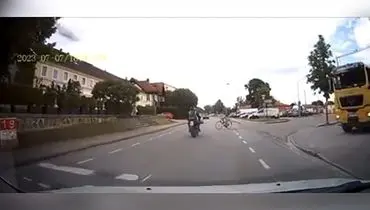 تصادف موتورسیکلت با دوچرخه + فیلم