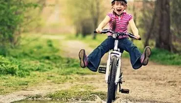 لحظه نجات یک دختر از برخورد شدید با تیر برق!+فیلم