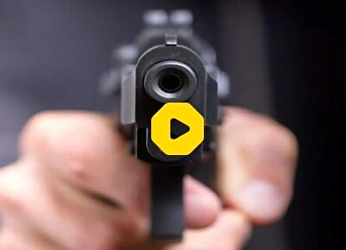 لحظات هولناک از مقاومت و مقابله دو زن مقابل سارق مسلح؛ پرواز تیرها در هوا+ فیلم
