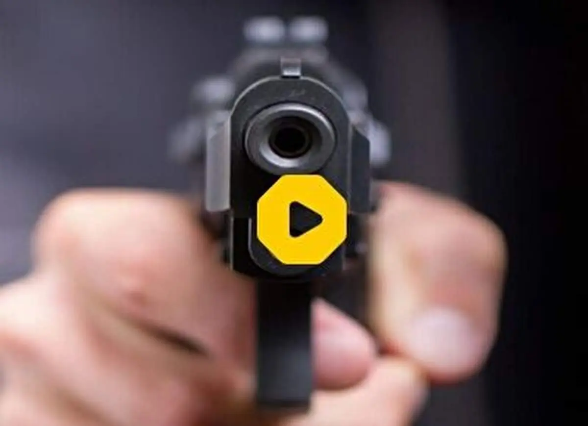 لحظات هولناک از مقاومت و مقابله دو زن مقابل سارق مسلح؛ پرواز تیرها در هوا+ فیلم