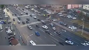 برخورد دو اتومبیل در چهارراه + فیلم