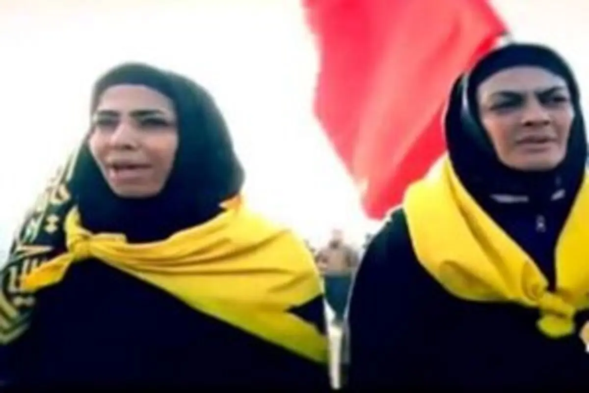 علم‌کشی خواهران منصوریان در مسیر کربلا+ فیلم