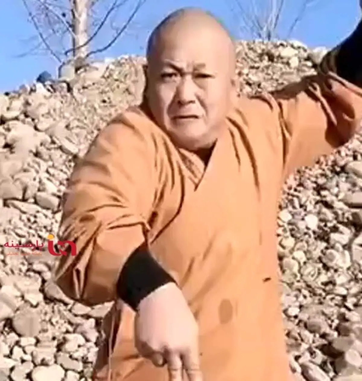 مردی که با دست‌های خود سنگ می‌شکند!+ فیلم