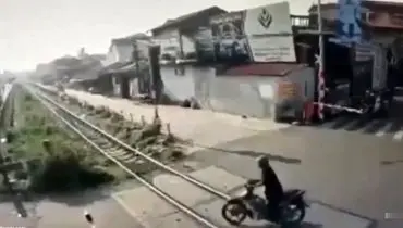 لحظه دلخراش تصادف یک موتورسوار با قطار!+ فیلم