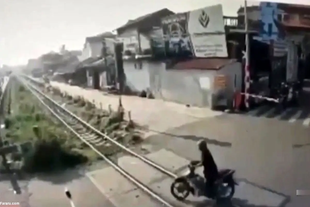 لحظه دلخراش تصادف یک موتورسوار با قطار!+ فیلم