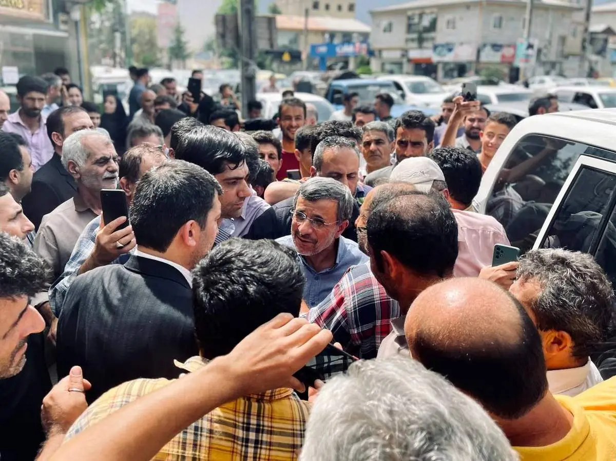 احمدی‌ نژاد توسط هوادارانش محاصره شد! + تصاویر
