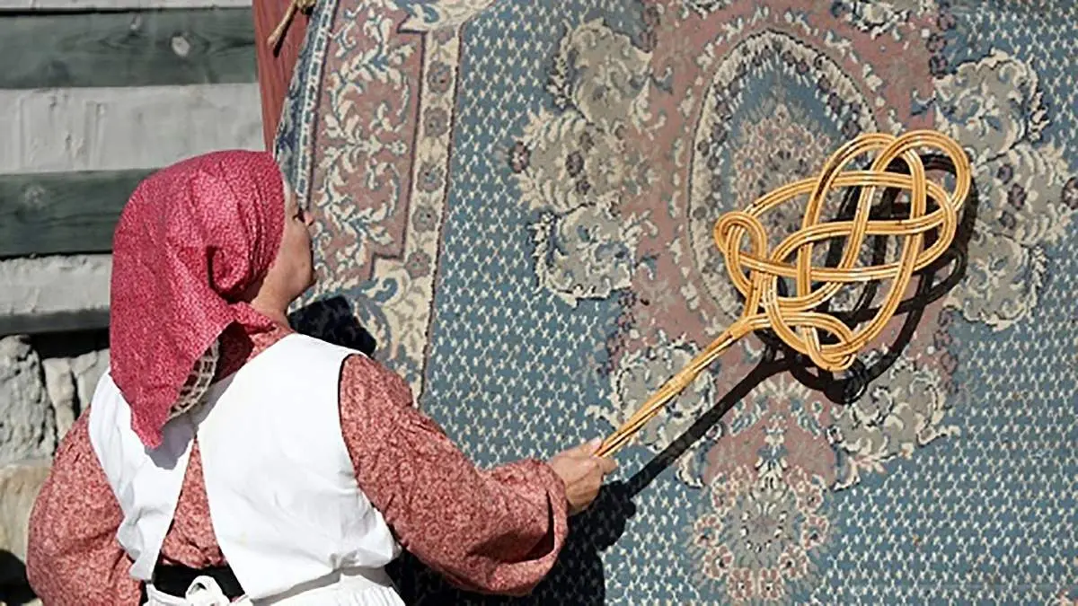 نحوه گردگیری فرش با دستگاه مخصوص + فیلم