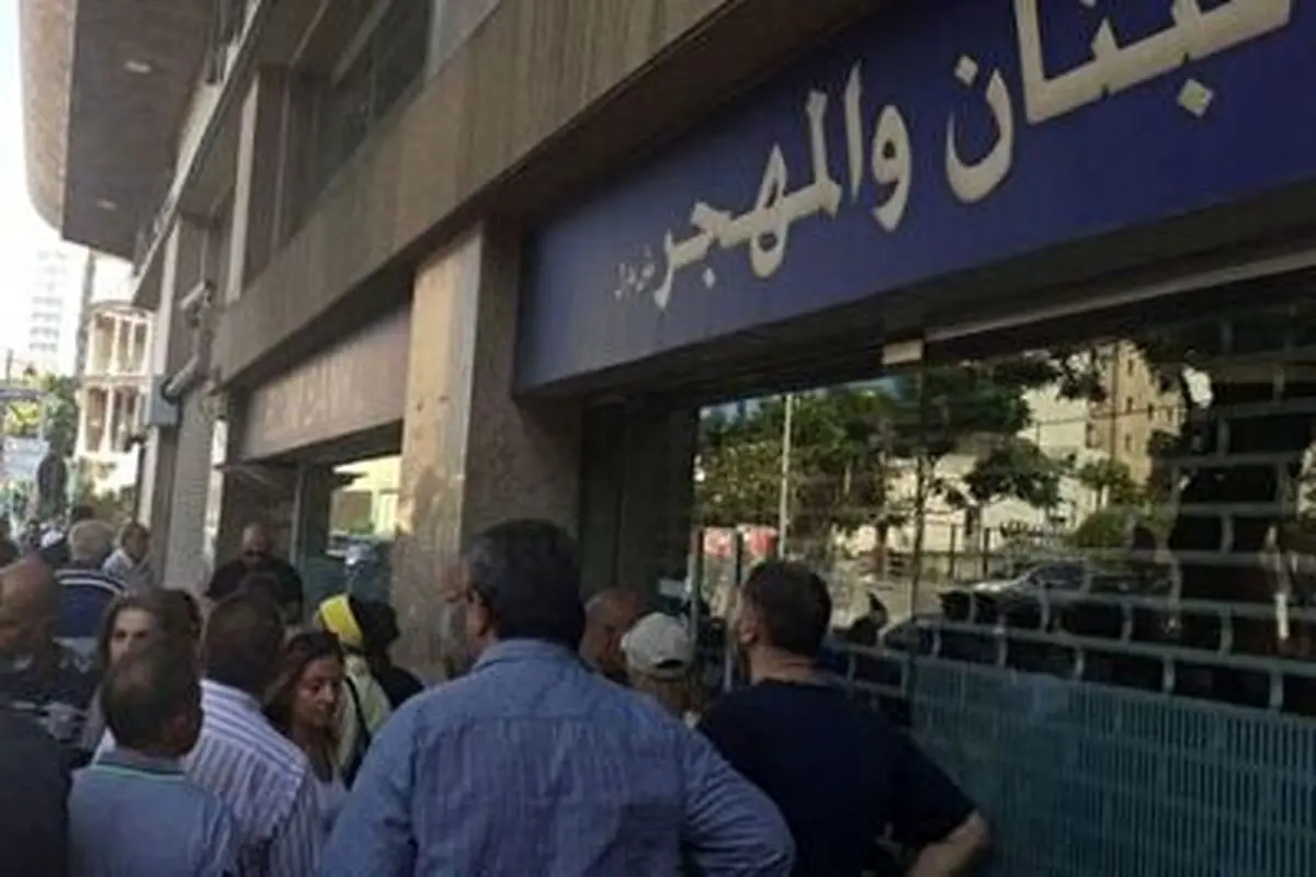 تصاویر ترسناک از گروگان‌ گیری در یکی از بانک‌ های بیروت + فیلم
