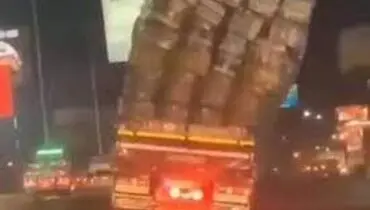 لحظه عجیب چپ شدن کامیون وسط اتوبان به دلیل بار اضافه+فیلم