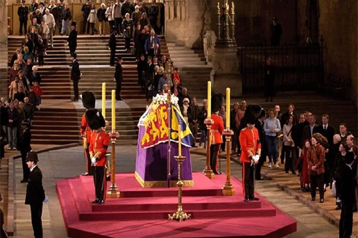 بیهوش شدن نیروی گارد سلطنتی در مراسم یادبود ملکه انگلیس!+ فیلم