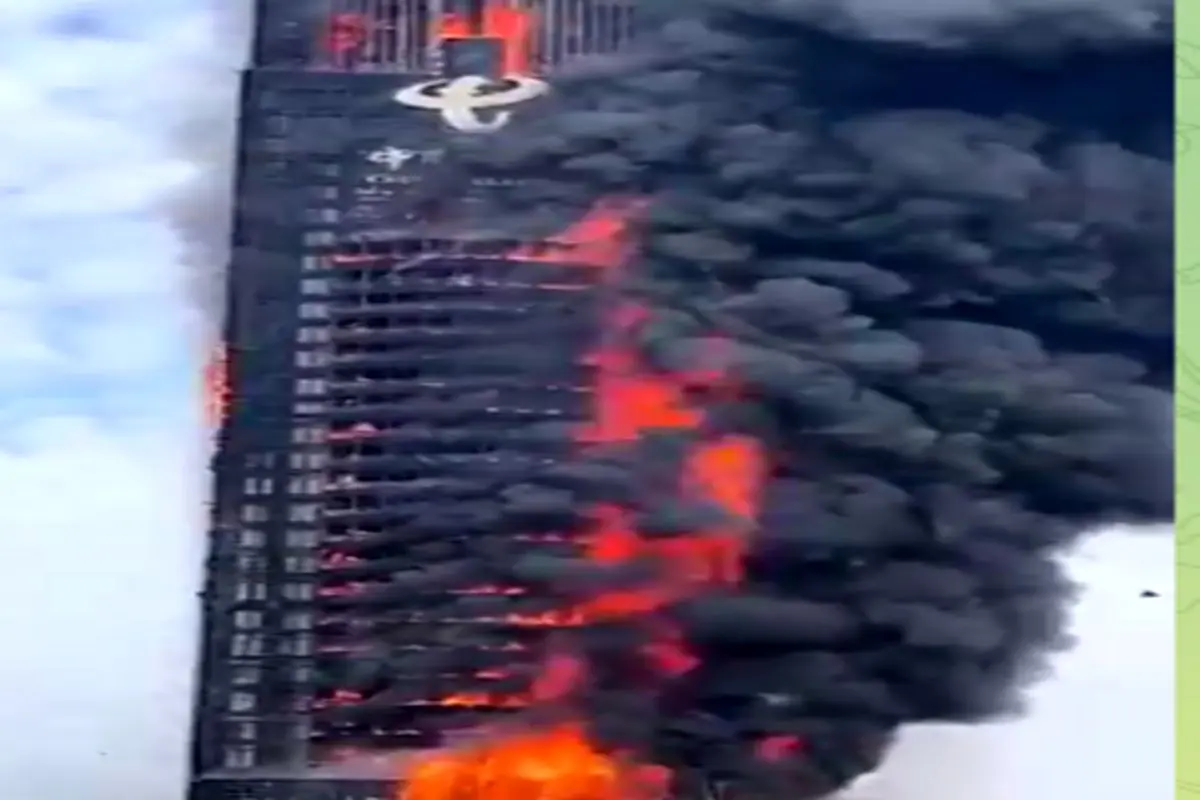 آتش‌ سوزی وحشتناک در آسمان‌خراشی در چین!+ فیلم