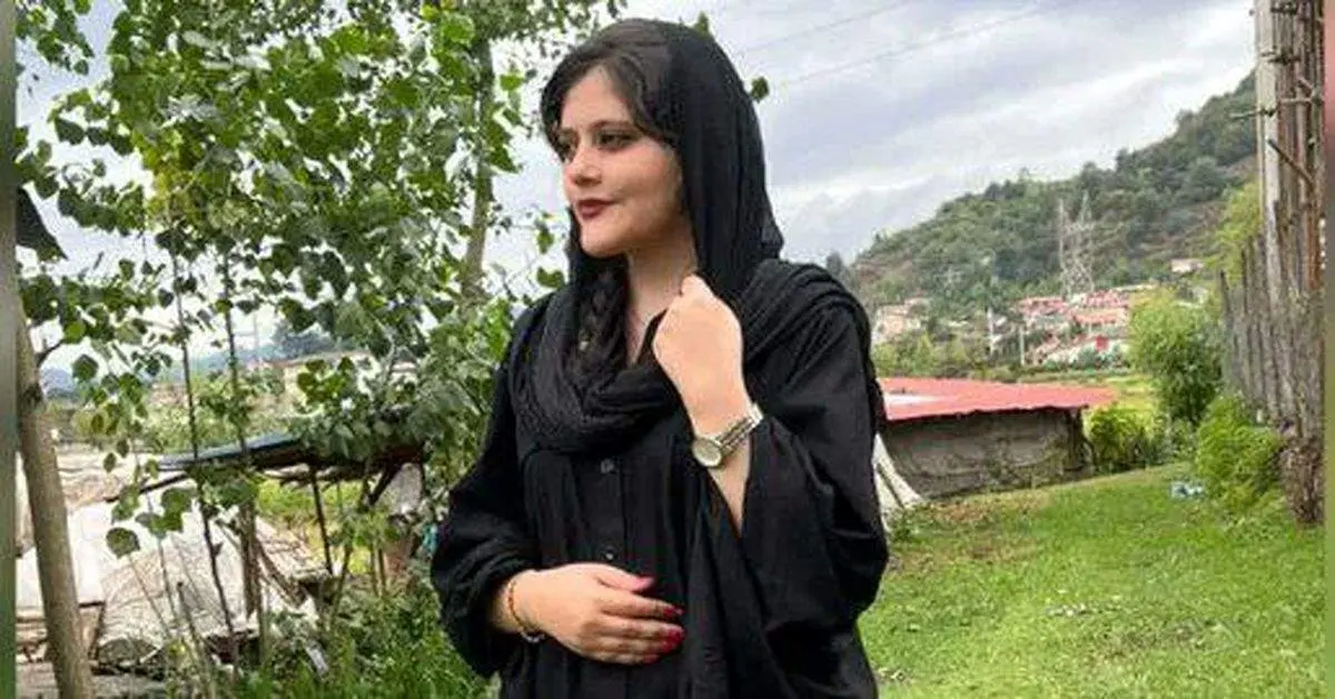 ضجه‌ های تلخ و جانسوز مادر مهسا امینی بالای سر قبر دخترش + فیلم