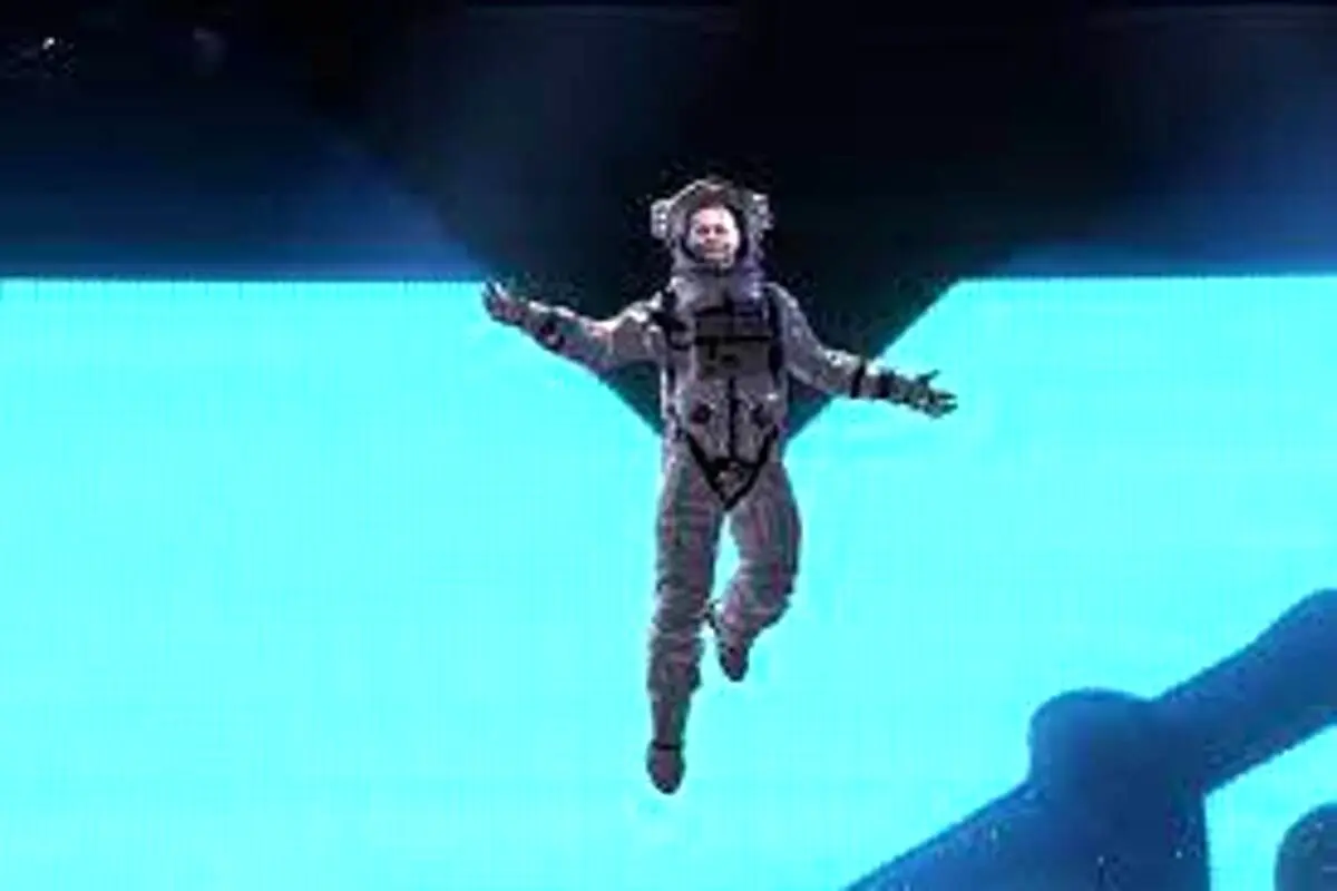 حضور جانی دپ در مراسم جوایز MTV با لباس فضانوردی؛ پیغام عجیب بازیگر هالیوود!+فیلم