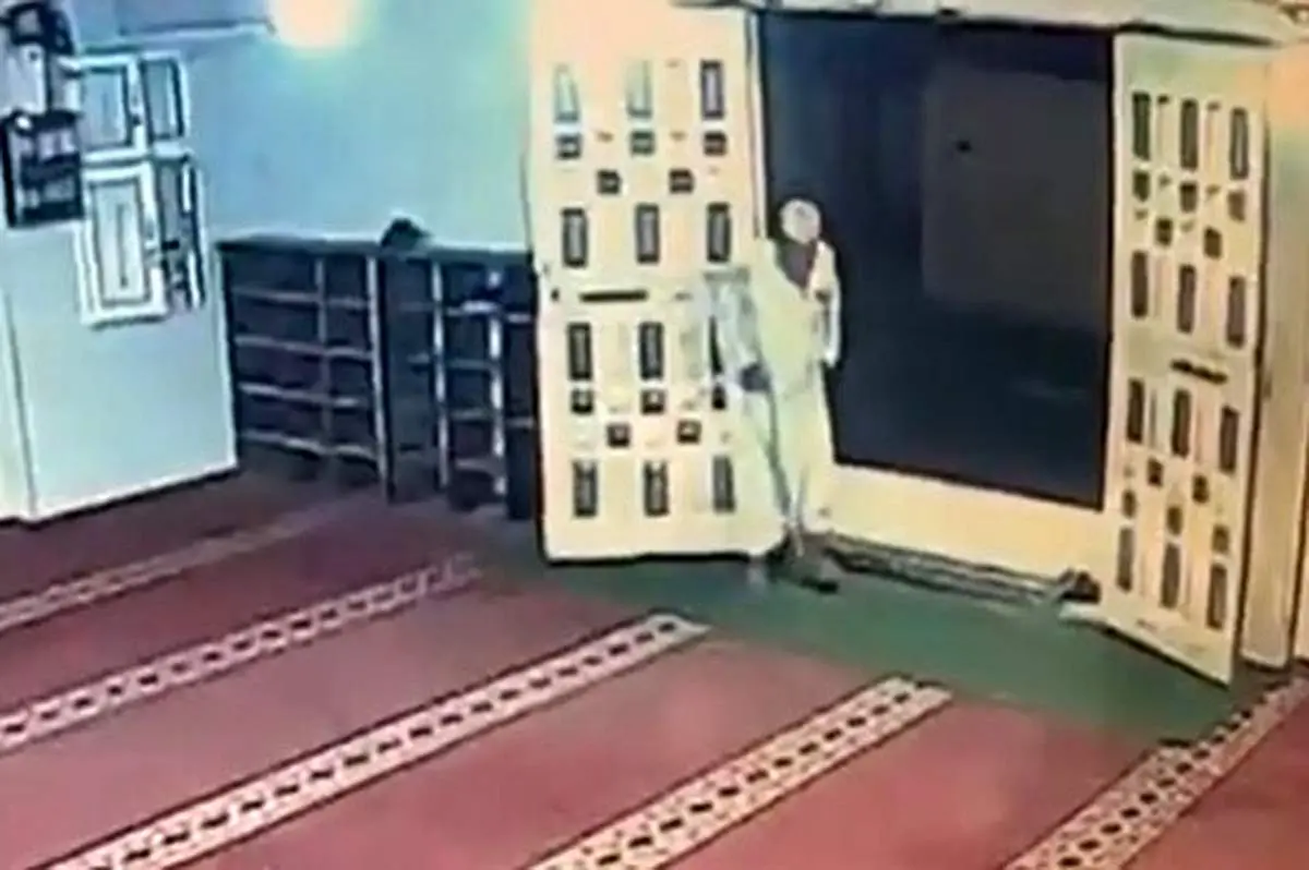 لحظه تکان دهنده و تلخ فوت یک پیرمرد در لحظه ورود به مسجد + فیلم