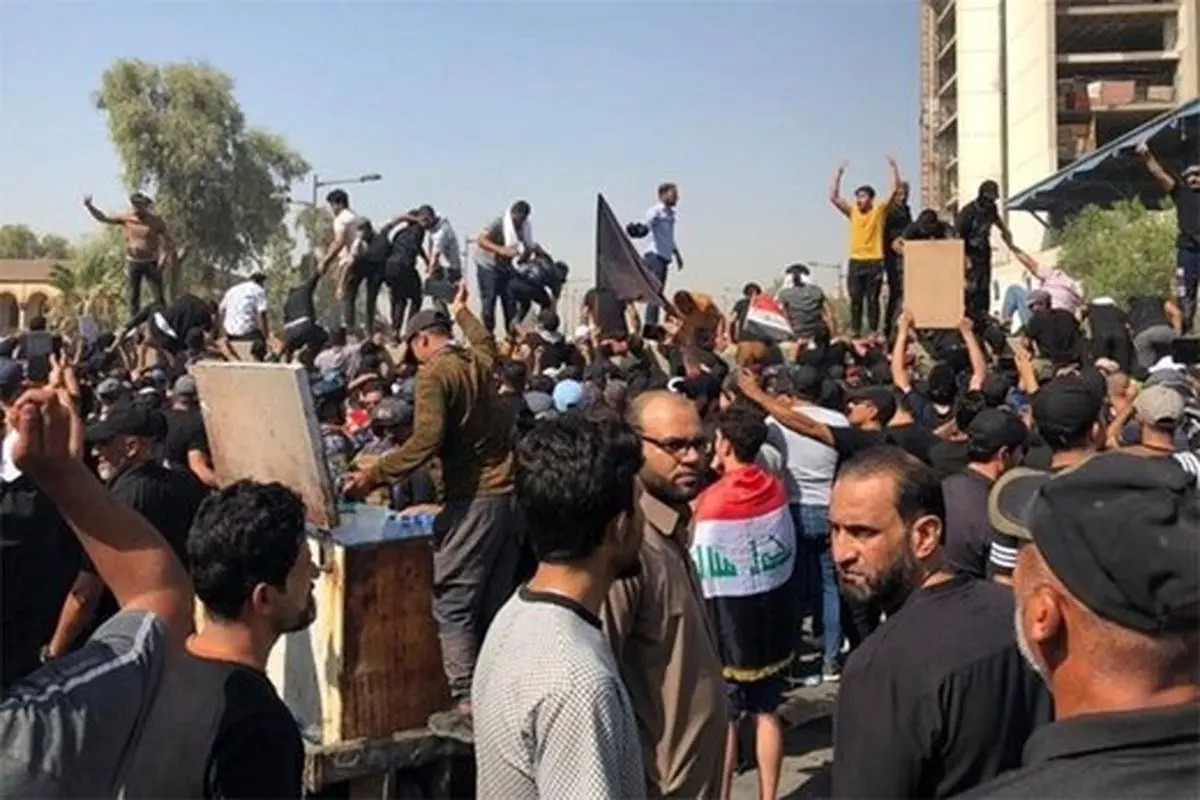 بی حرمتی آشوبگران عراقی به تصویر سپهبد شهید حاج قاسم سلیمانی + فیلم