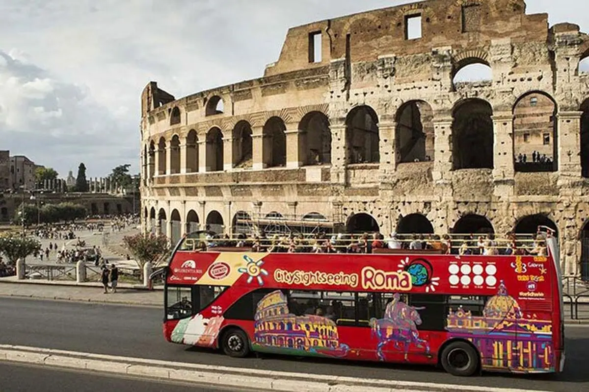 نوآوری جالب شهرداری رم برای توریست‌ ها؛ اتوبوس‌هایی با نمایش عهد باستان! + فیلم