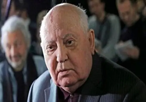  «گورباچف» در فرودگاه شونفلد در برلین؛ سال 1364