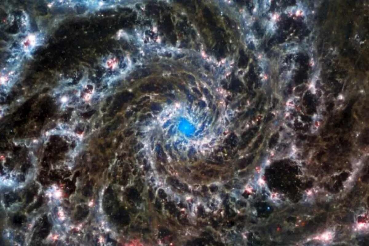 نگاه بی‌ سابقه «جیمز وب» به قلب کهکشان مارپیچی فانتوم + عکس