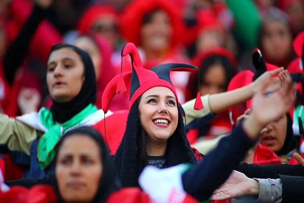 نخستین تصاویر از دختران پرسپولیسی در استادیوم آزادی که برای اولین بار به ورزشگاه رسیدند + فیلم