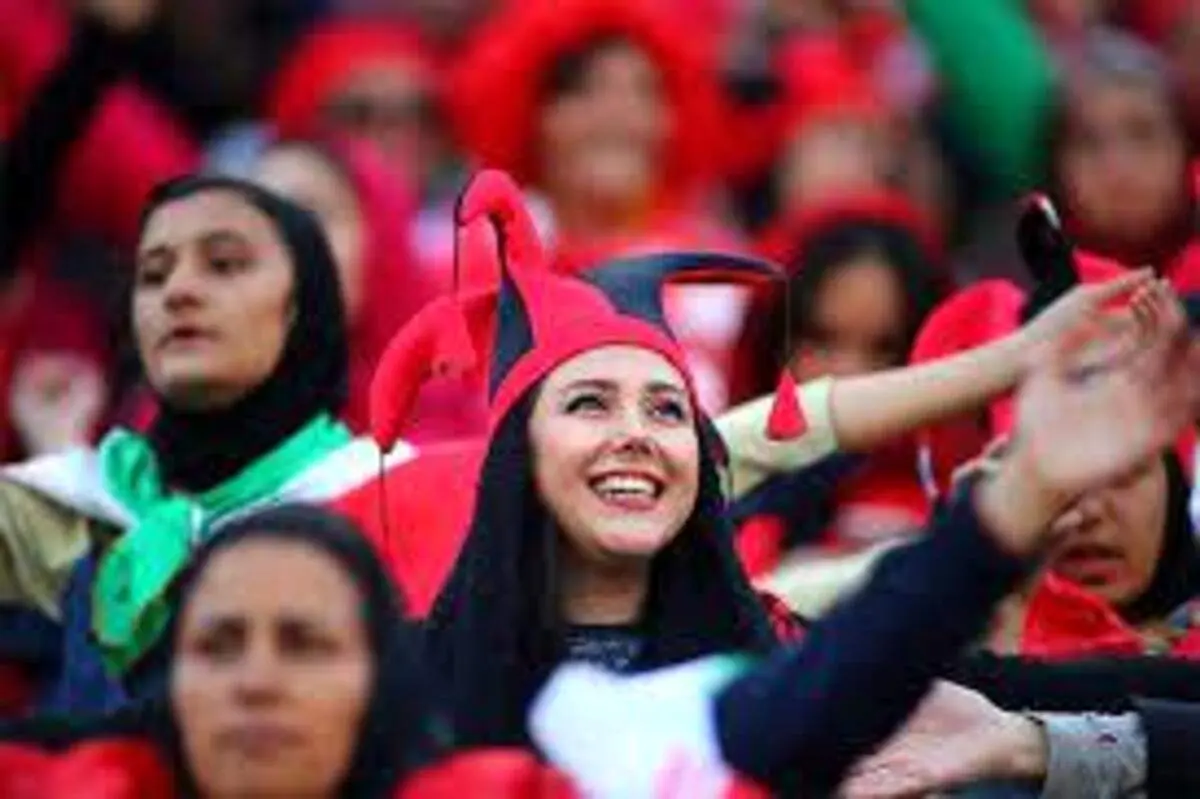 دختر هوادار پرسپولیس قبل از رسیدن به سکوها: تا صبح نخوابیدم!/ ۶ تا میزنیم!+فیلم