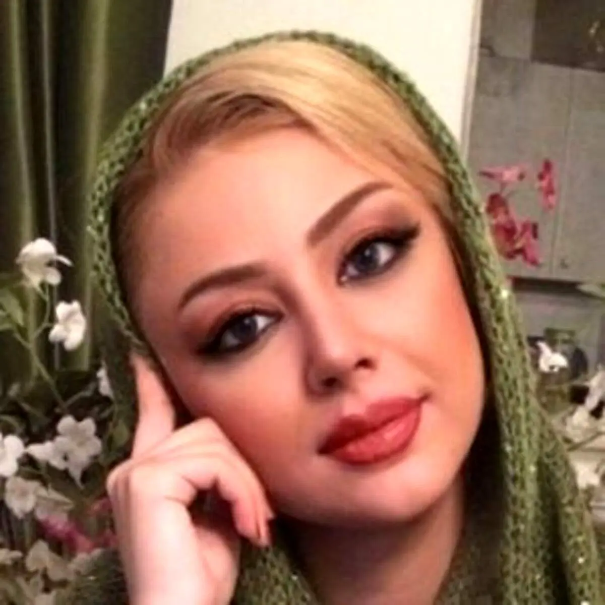 ست کردن خانم بازیگر با کیک تولدش!+ عکس